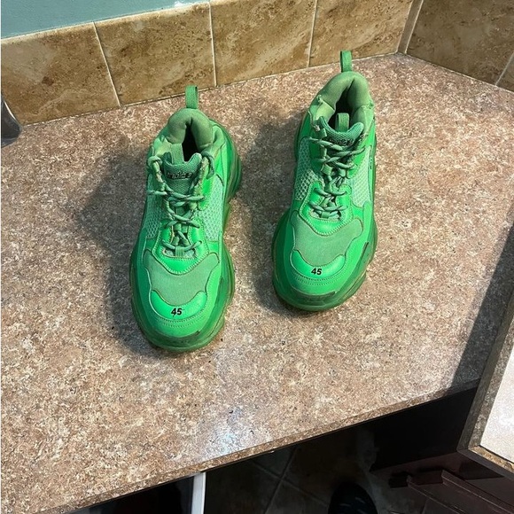 They are good shoes to wear - Picture 2 of 3